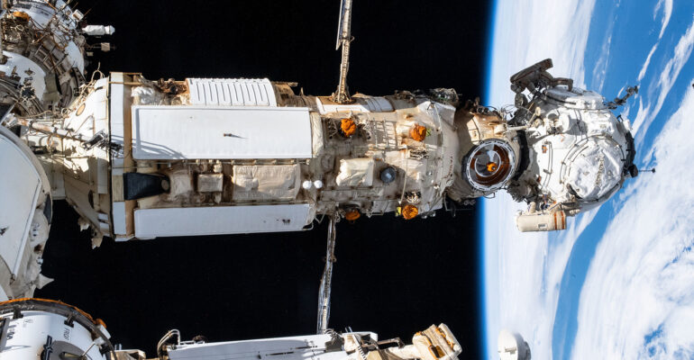 tram-vu-tru-quoc-te-ISS-bi-ri-set-vsga-3