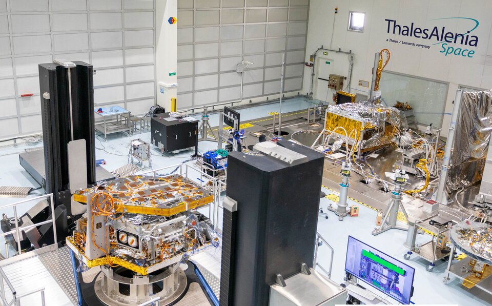 CO2M spectrometers in the cleanroom article